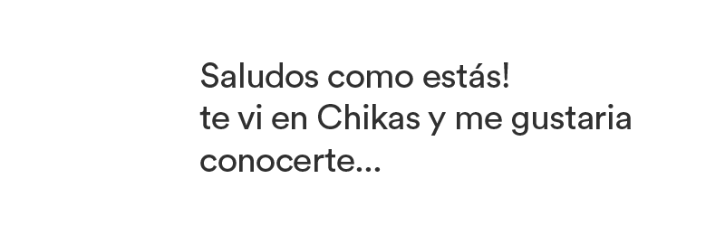 Fan saludando a modelo en Chikas